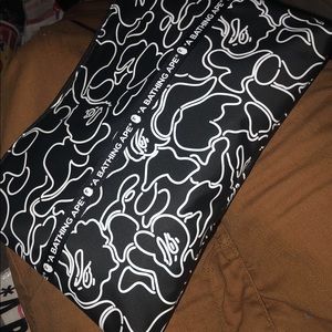 A BATHING APE  Clutch.